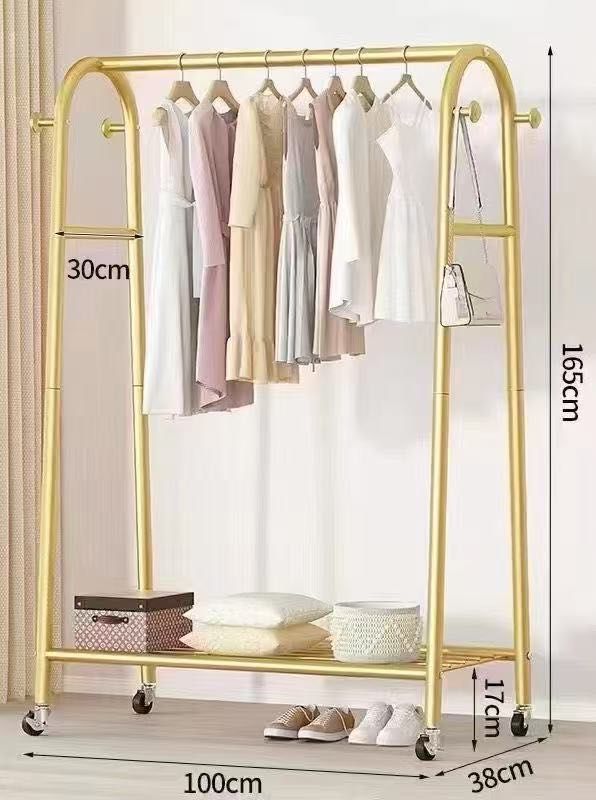 Porte-Manteau Doré à Roulettes avec Porte-Chaussures – Design Élégant et Fonctionnel