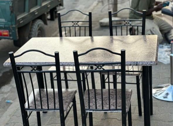Table à manger avec 4 chaises