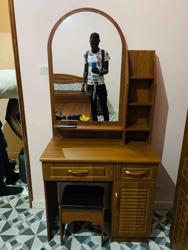 Mini coiffeuse avec un tabouret